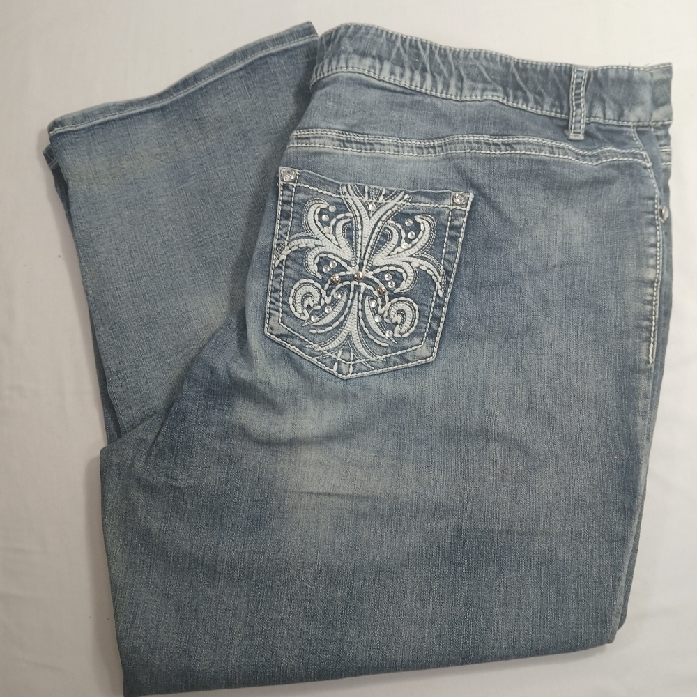 Apt. 9 Blue Denim With Embellishments Capris with Distressed Look Womens Size 22